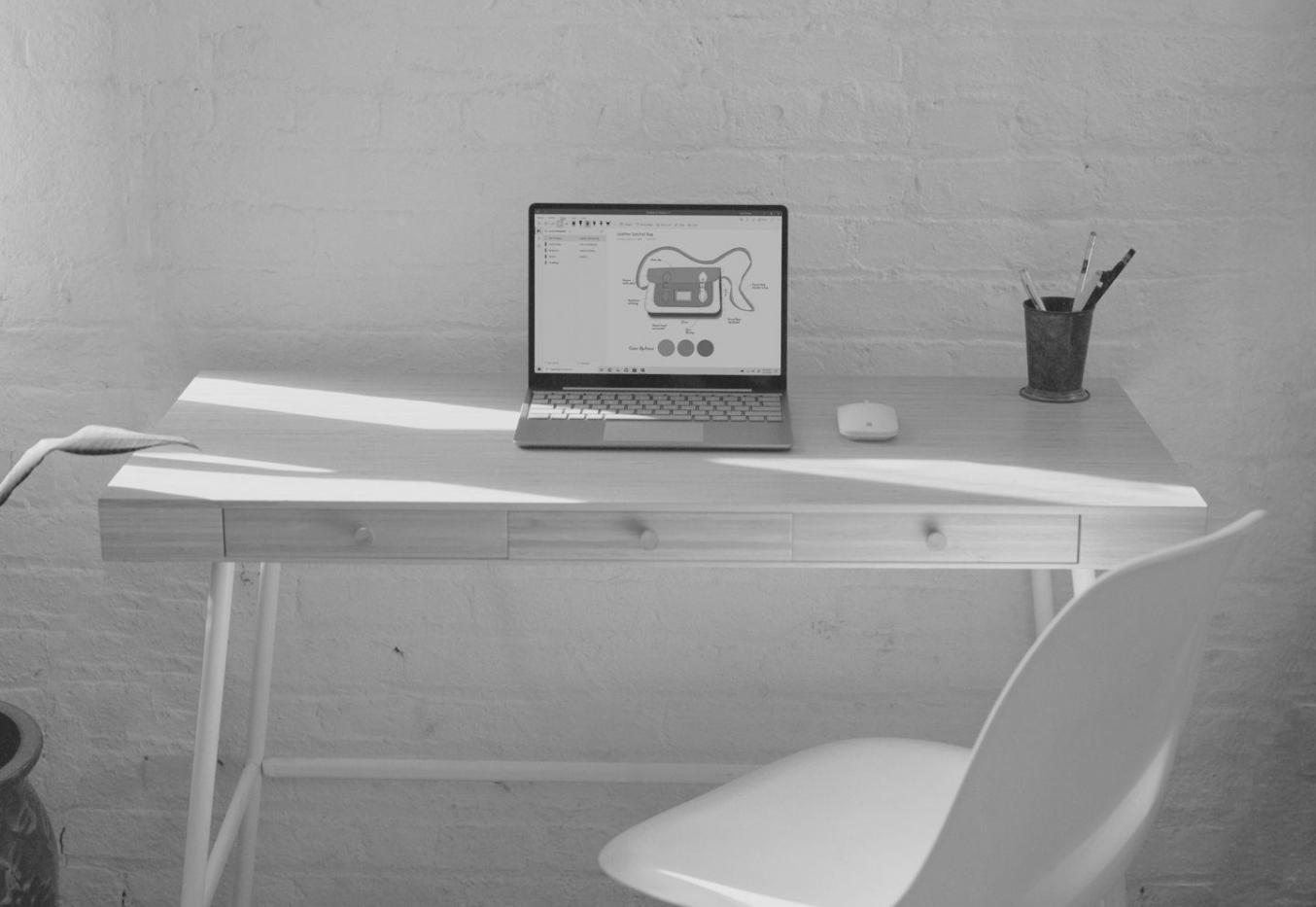 Scrittore di fantascienza al lavoro su una nuova storia