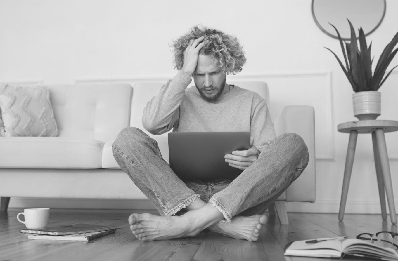 Studente concentrato sulla scrittura di fantascienza al computer