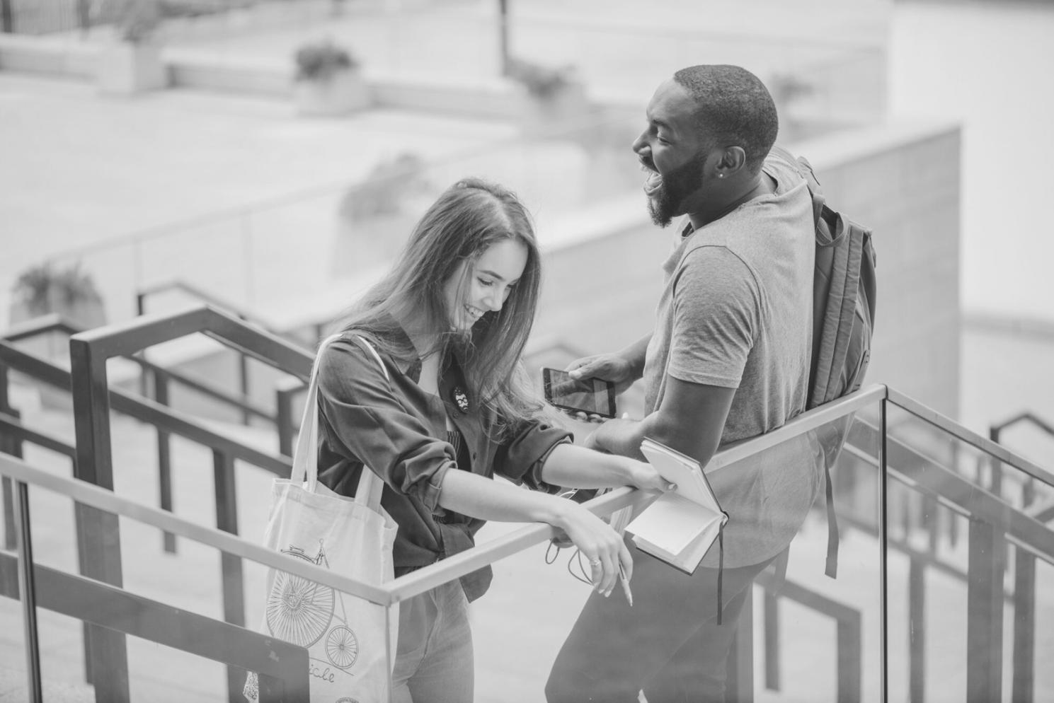 Ambiente di lavoro dedicato alla scrittura creativa presso loreviathos